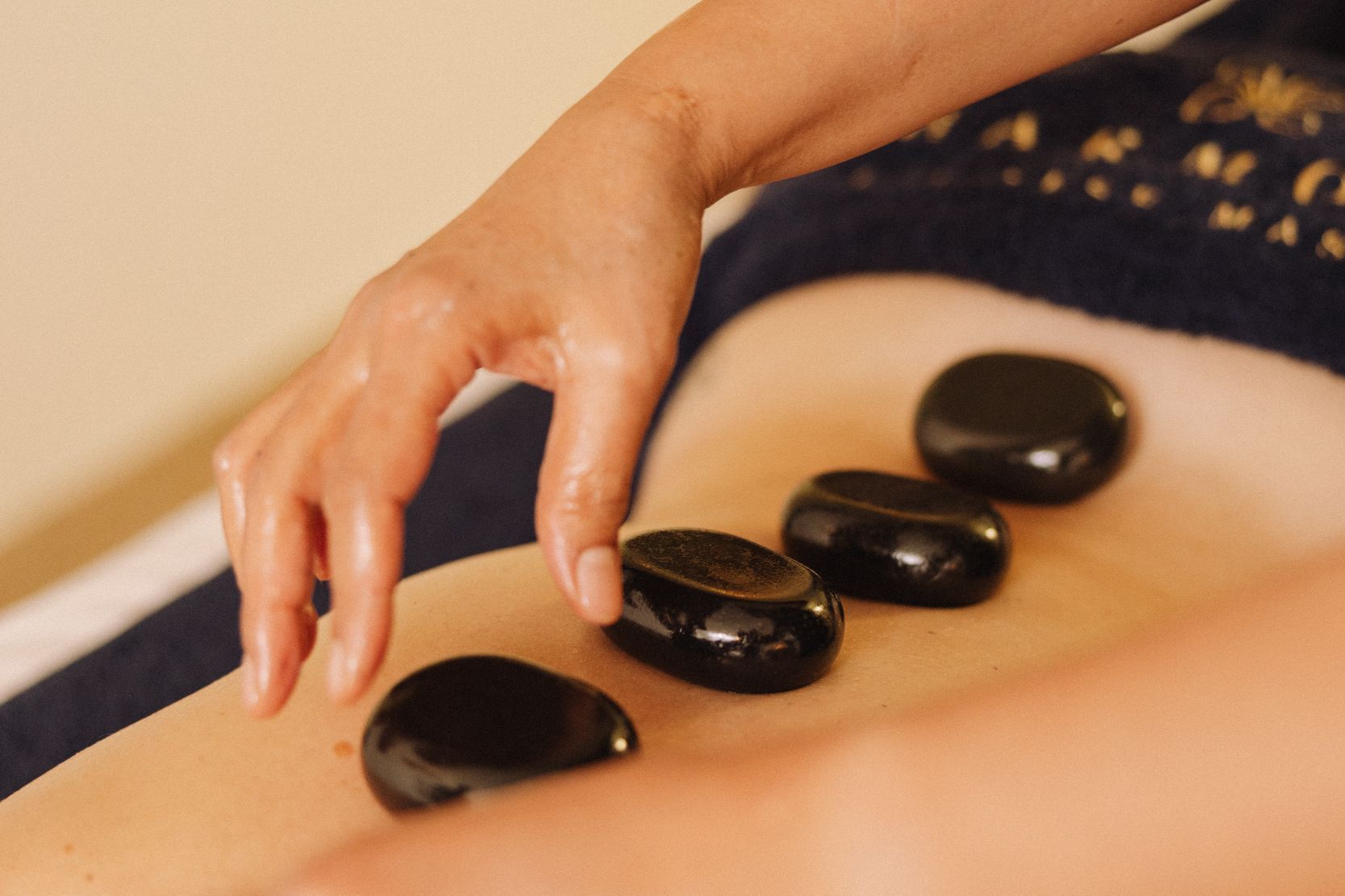 Masaż gorącymi kamieniami