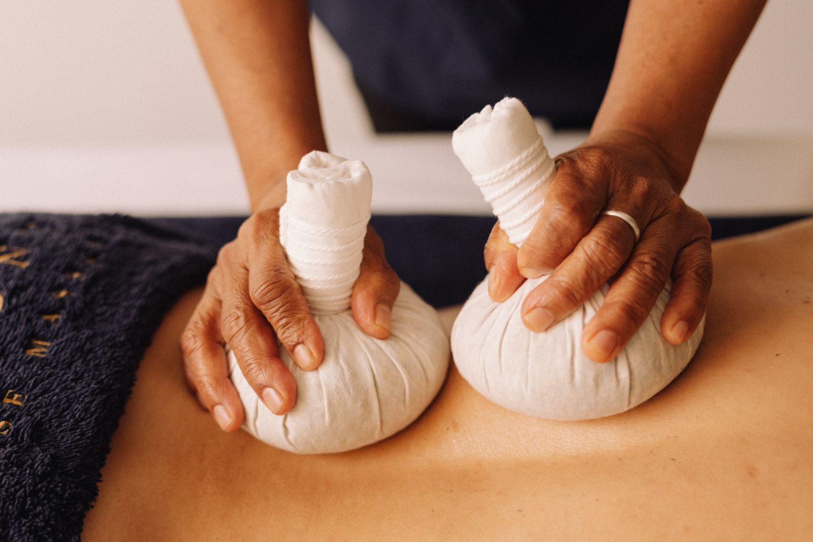 Masaż stemplami ziołowymi